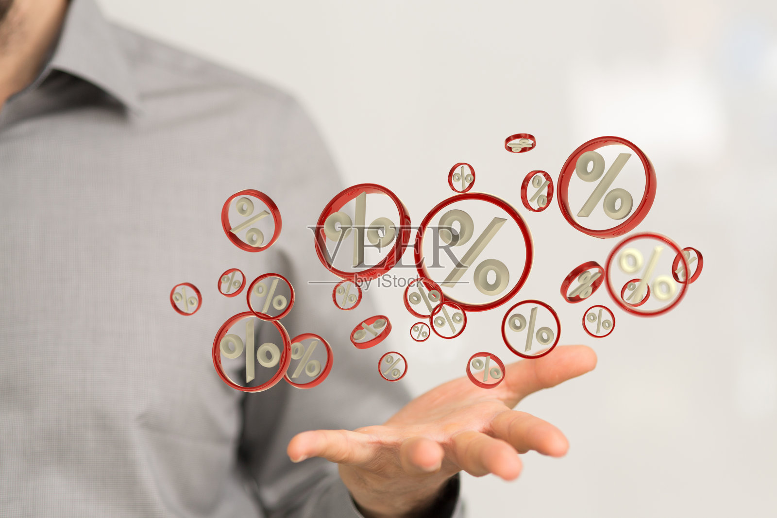 通过百分比符号表示销售或折扣概念的虚拟投影的人照片摄影图片