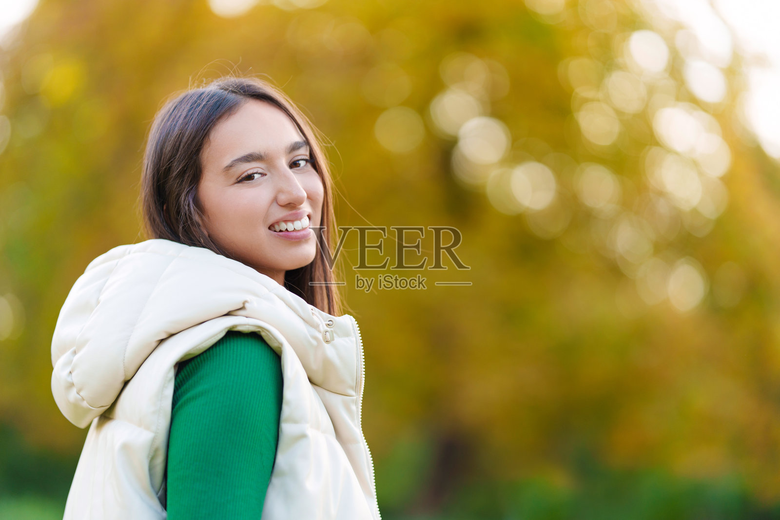 性感的年轻女子转身对着相机在户外微笑照片摄影图片