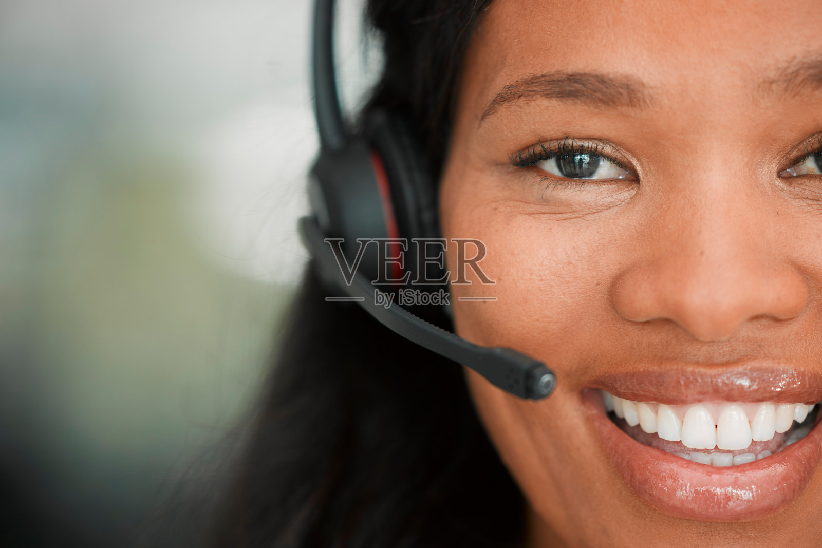 呼叫中心,黑人女性面孔和客户关系管理业务画像,联系我们和电话营销工作。客户服务,网络服务台和咨询快乐的工作者与微笑关于在线和数字公司照片摄影图片