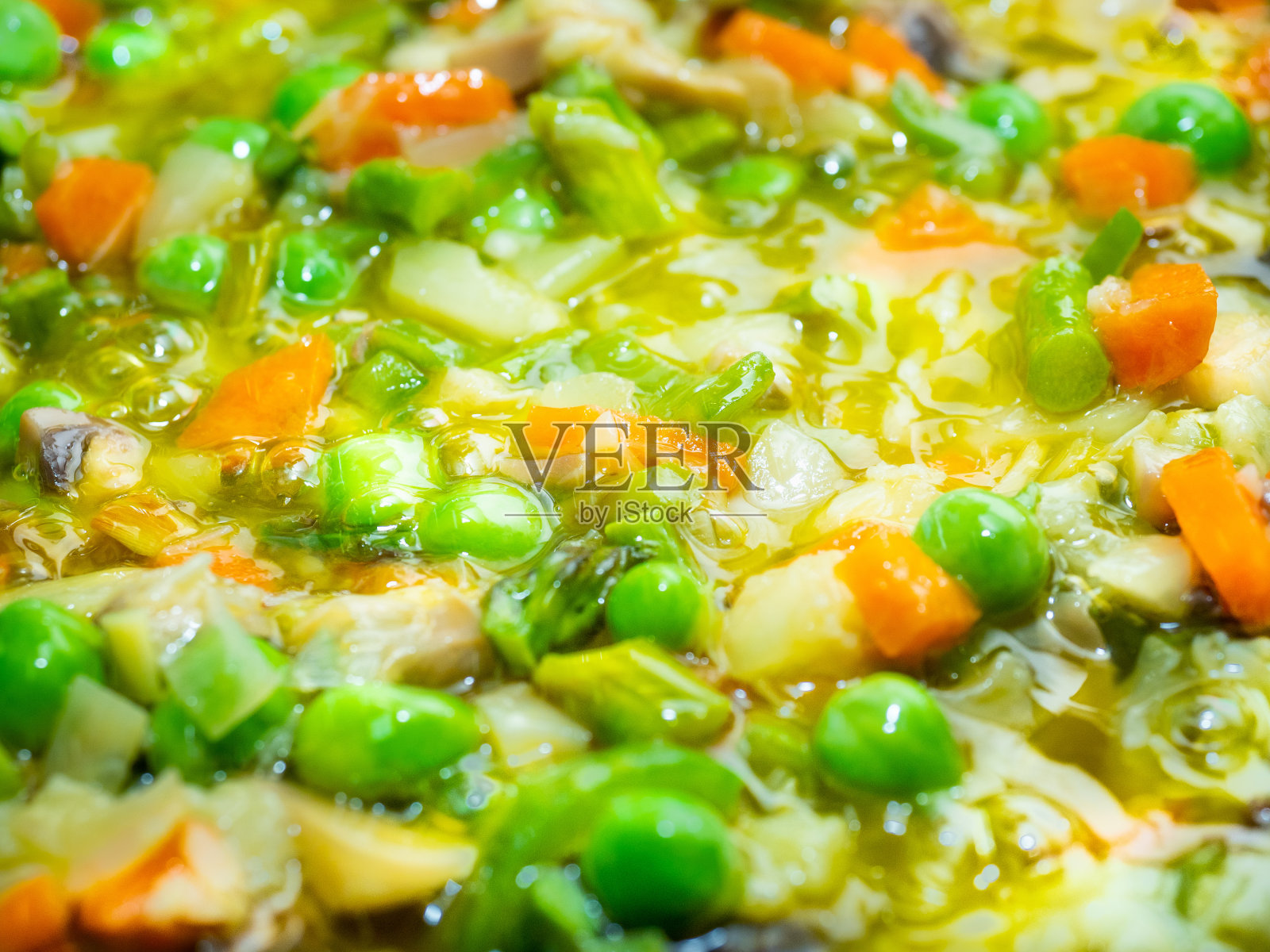 炒菜时放入少量油脂照片摄影图片