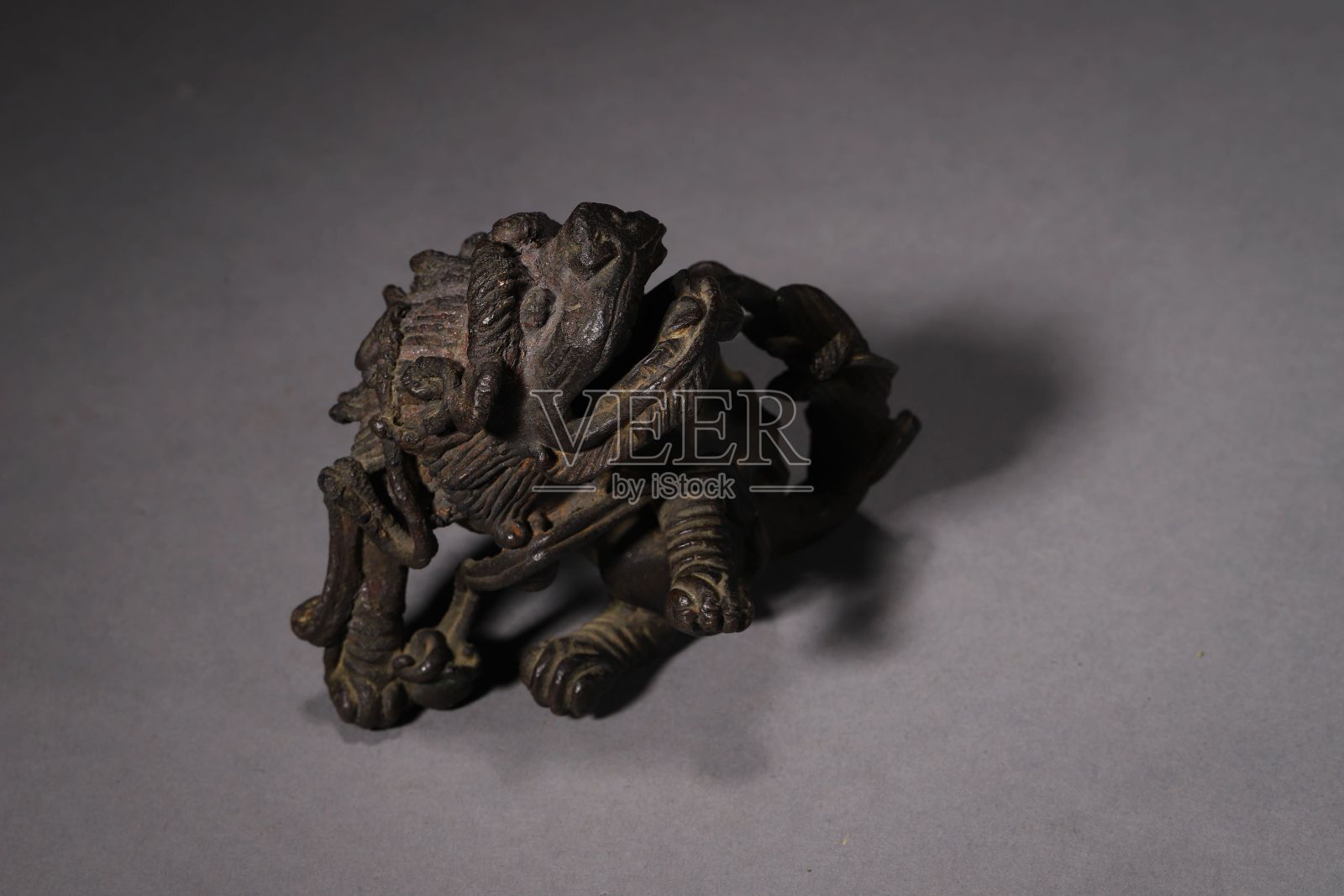 一张桌子上美丽的雕像特写照片摄影图片