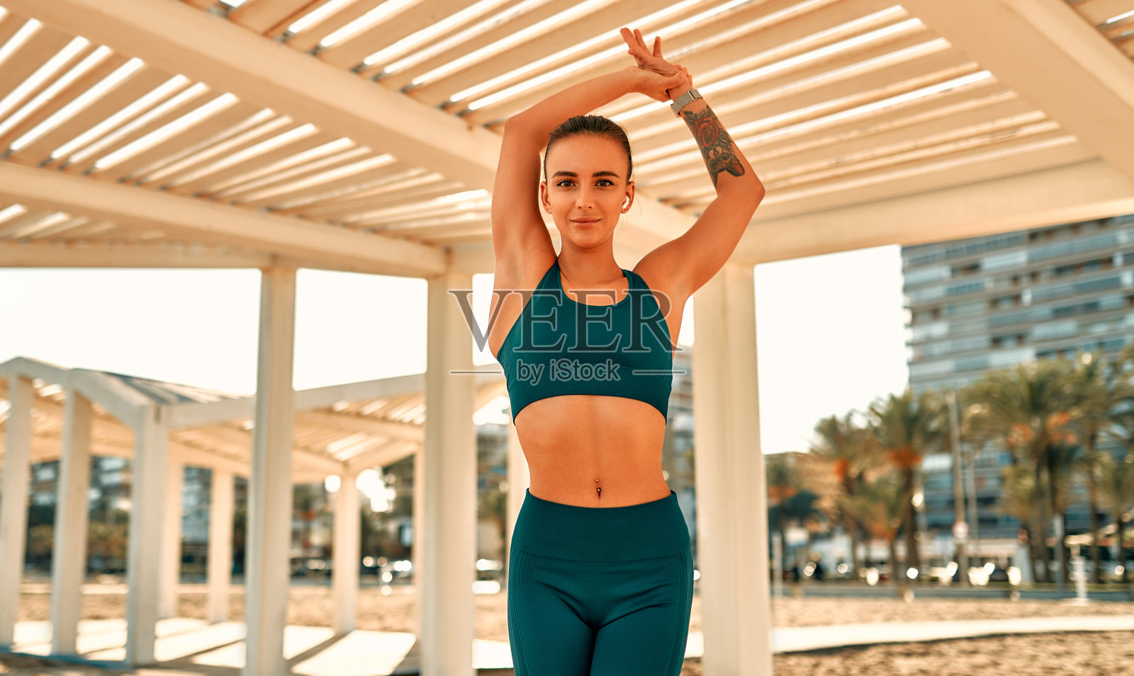 女人在沙滩上做运动照片摄影图片