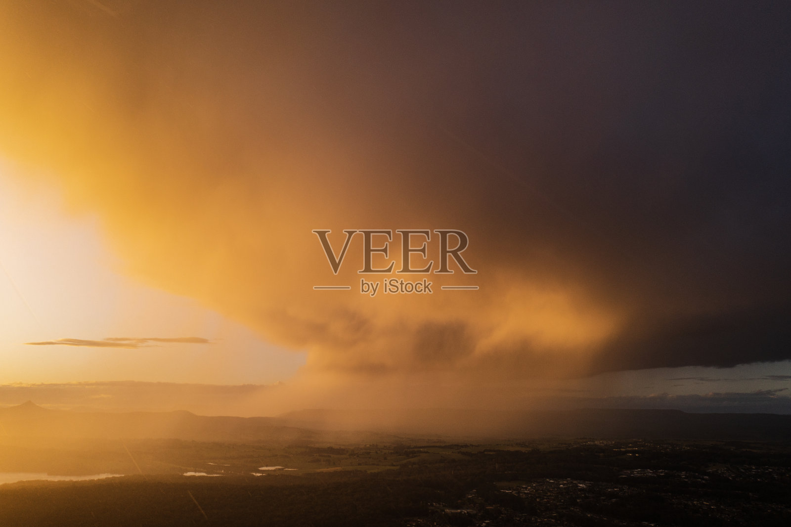 戏剧性的风暴云在日落时亮起照片摄影图片