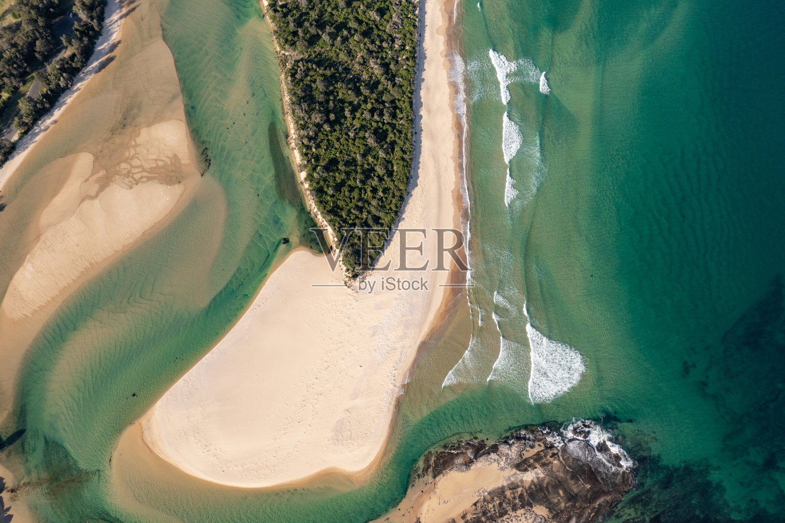 在阳光明媚的日子里,原始河口或入口流入海洋的俯视图照片摄影图片
