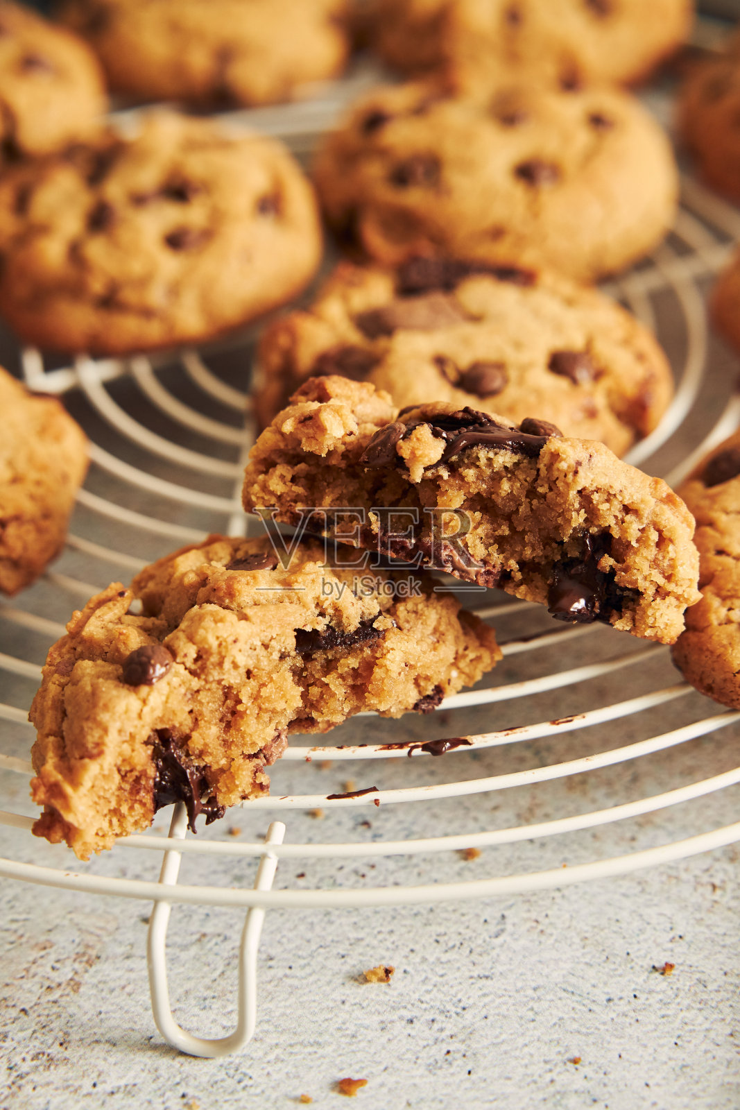 烤盘上放着美味的巧克力饼干照片摄影图片