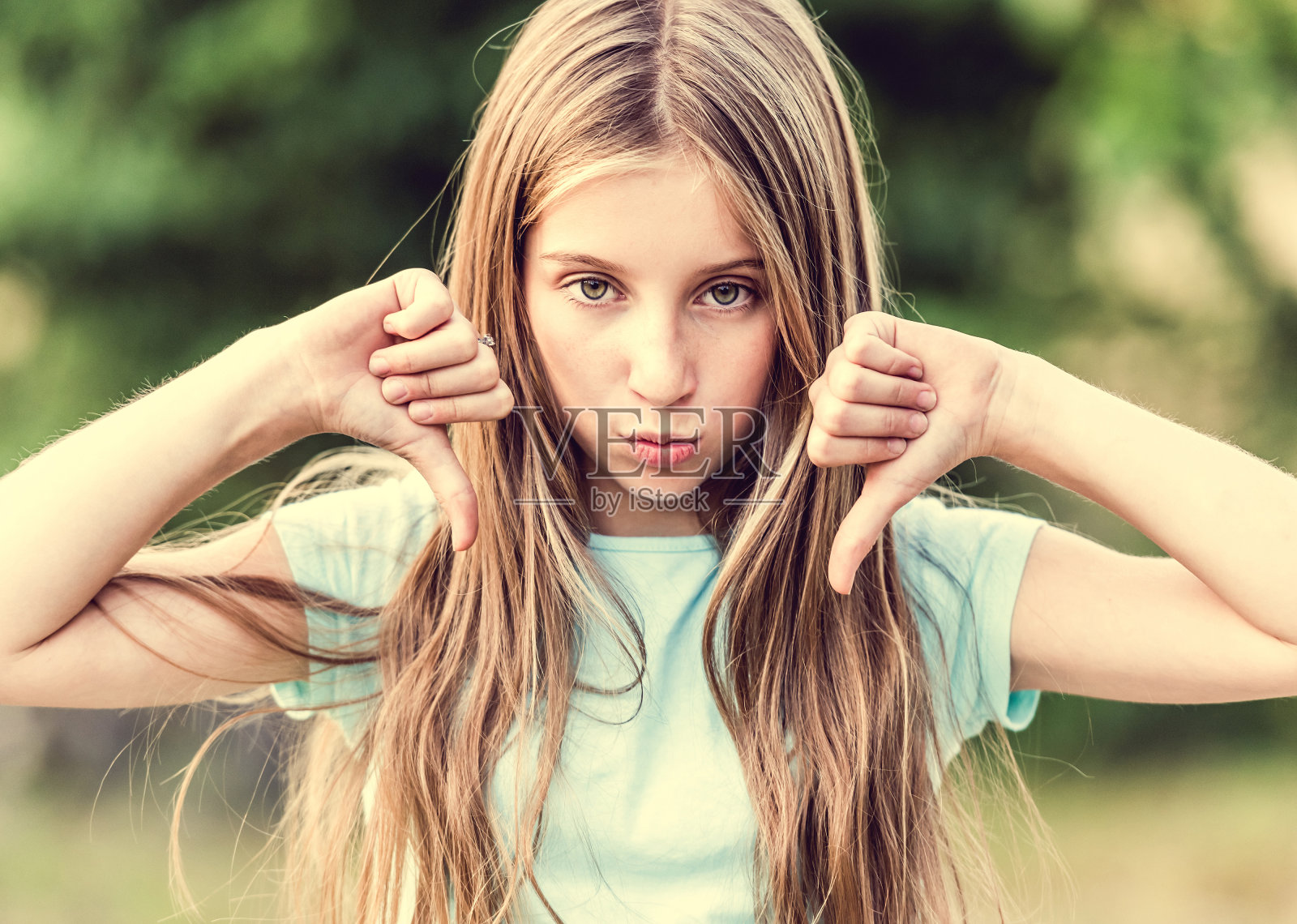 少女的拇指向下照片摄影图片