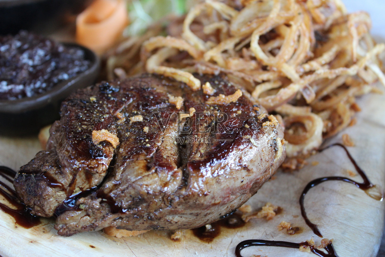 一盘美味的牛肉配酱油照片摄影图片