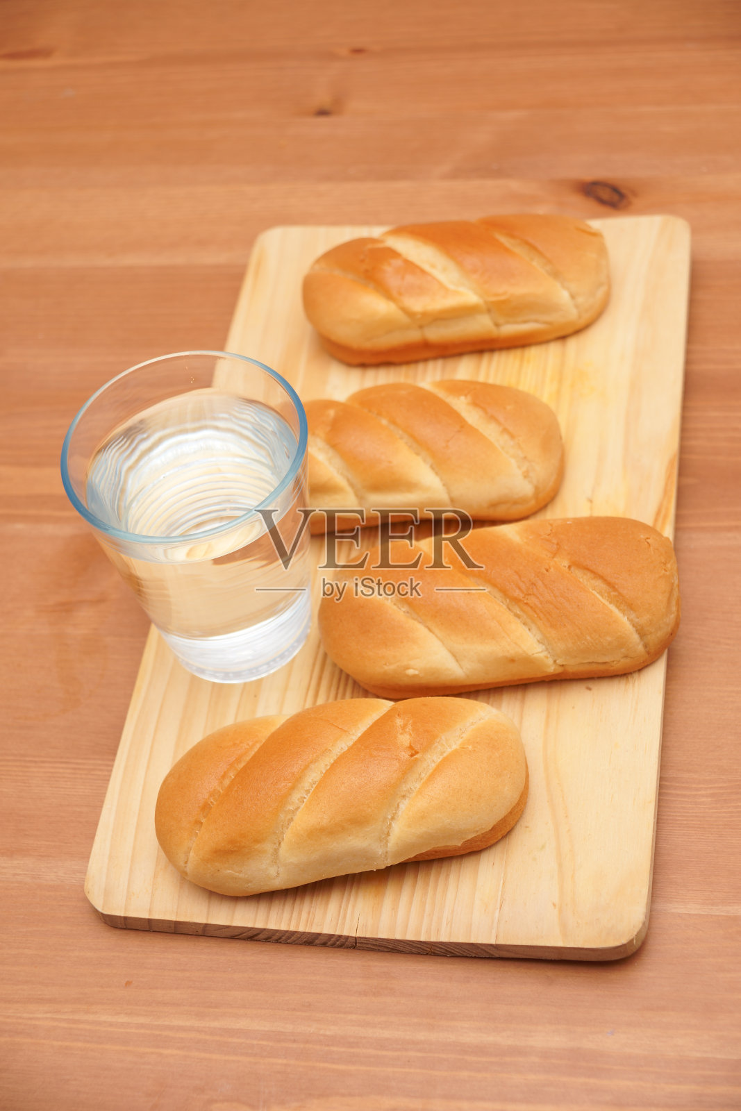 牛奶面包和水照片摄影图片