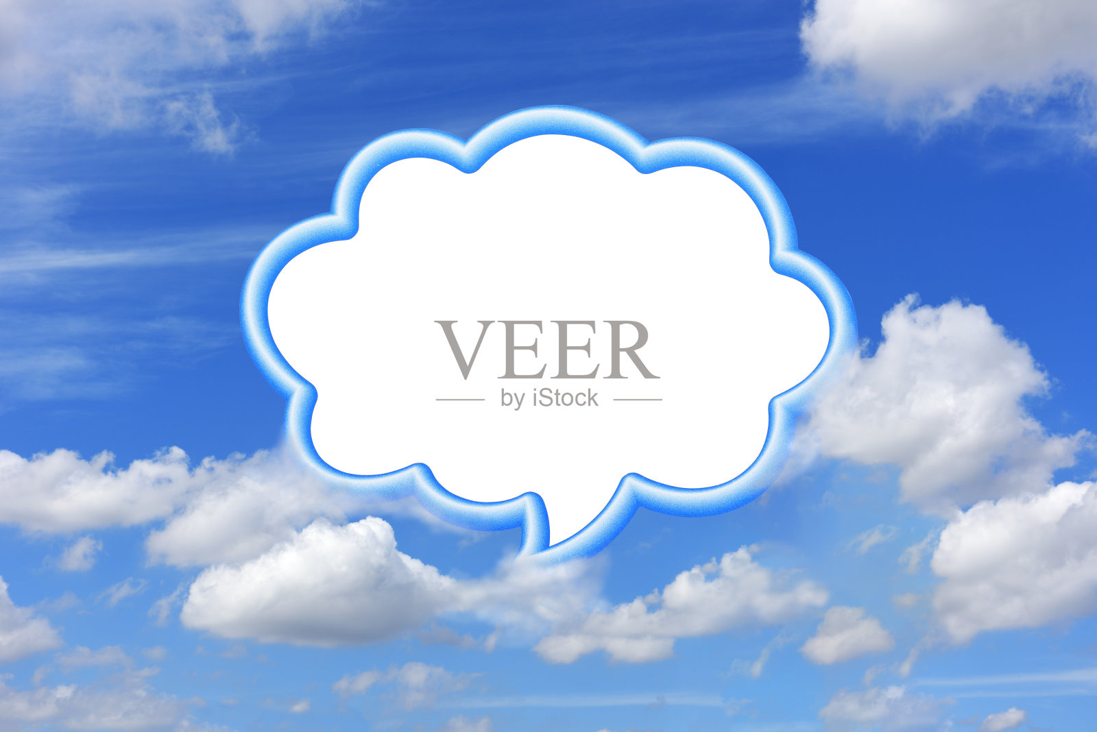 空白的蓝色框架语音气泡漂浮在半空中对蓝天照片摄影图片