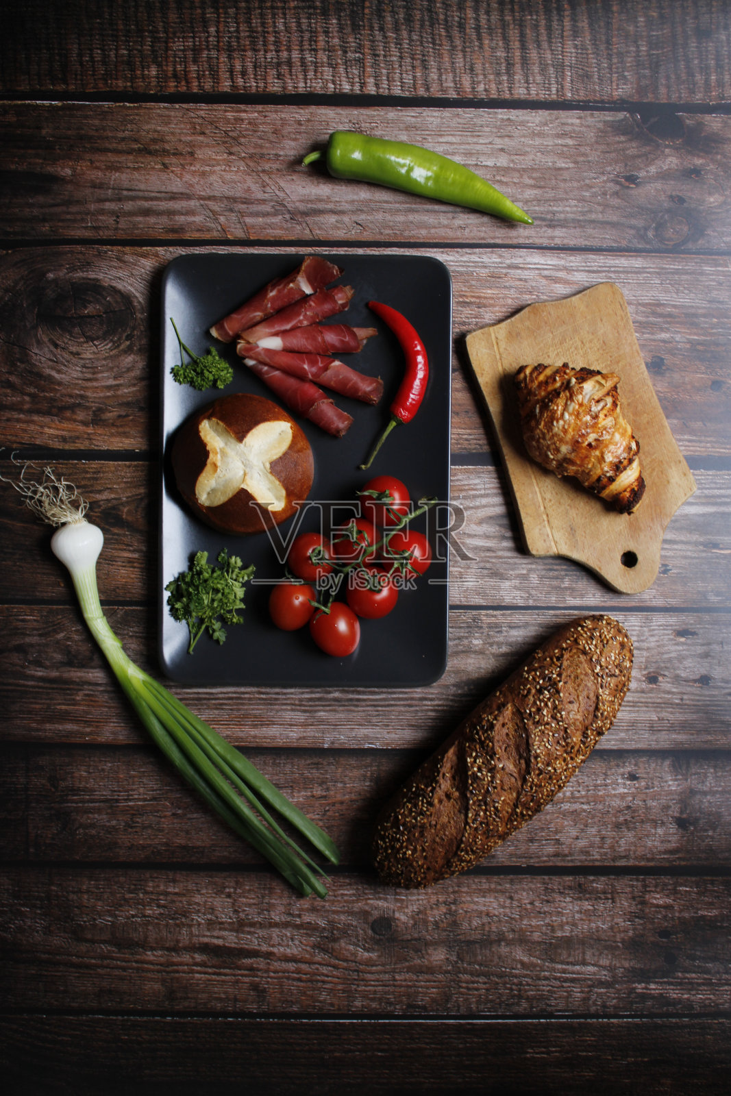 俯视图培根卷与新鲜蔬菜,羊角面包,面包在厨房桌子上照片摄影图片