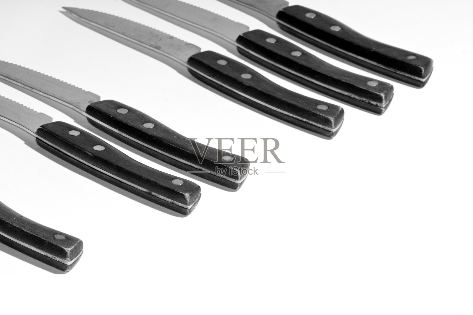 灰度照片的尖刀排列成黑色的钢琴键照片摄影图片