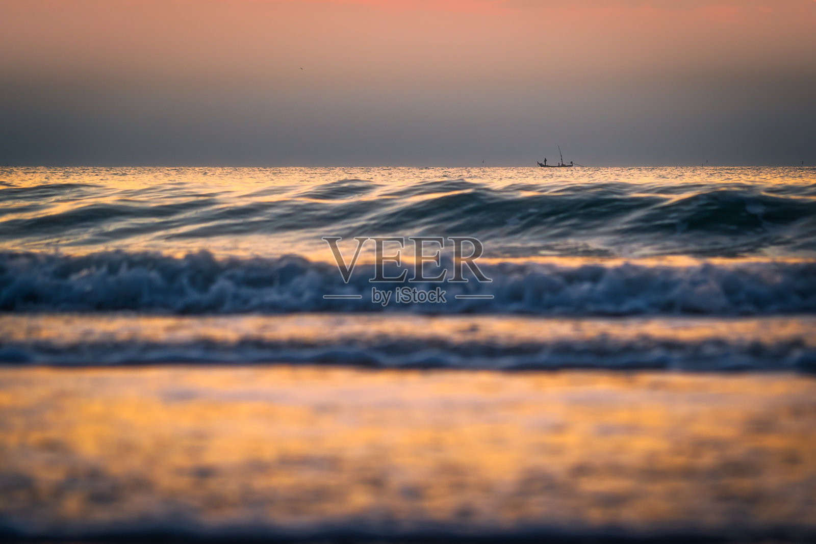 泰国南部海面上的渔船,海浪层叠照片摄影图片