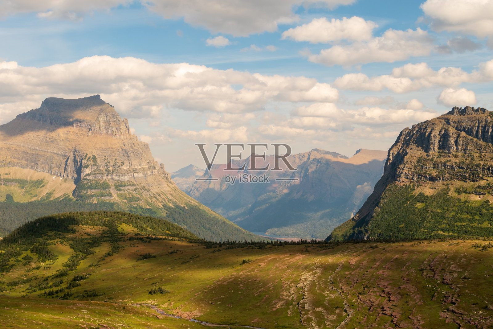 美国多云蓝天下的美丽山峰照片摄影图片