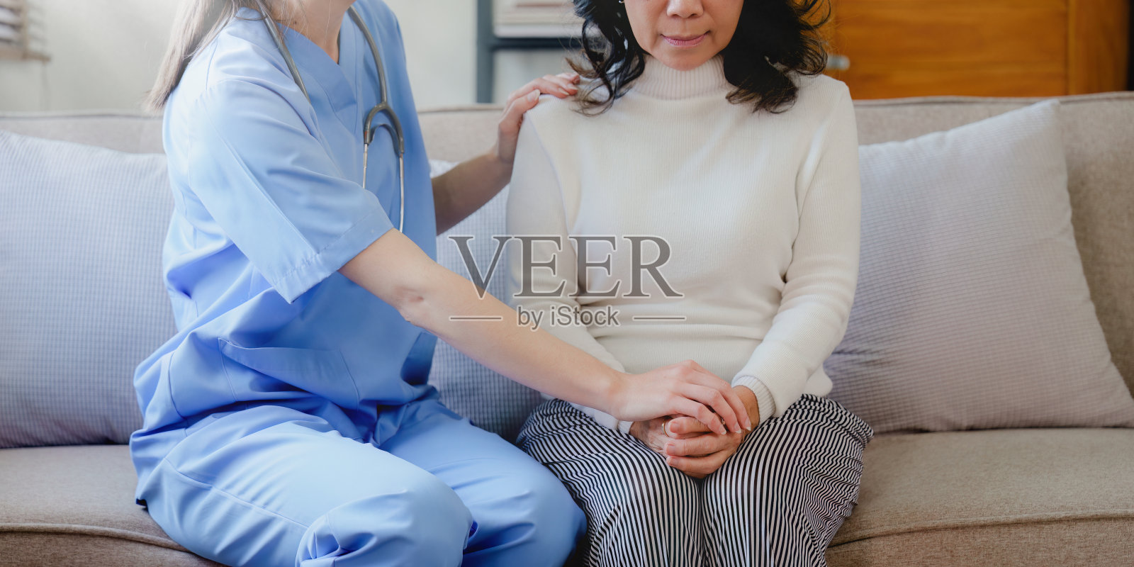 居家医疗护理,理疗师为老年妇女提供上门服务照片摄影图片