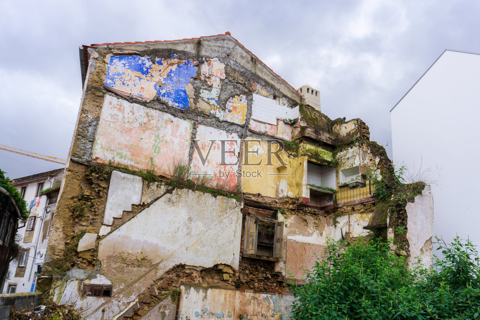 带有残余家具的建筑废墟照片摄影图片