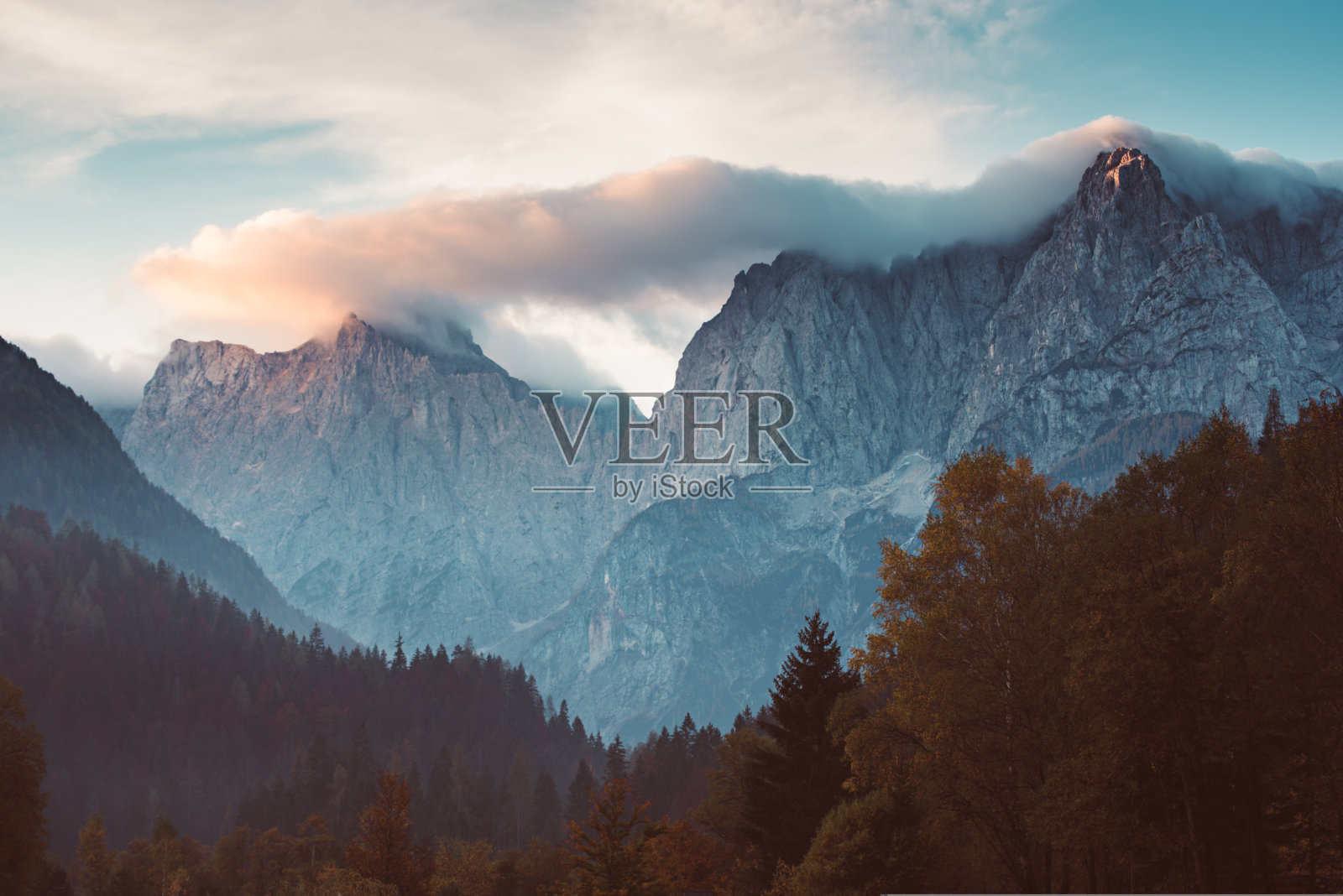 日出时的特里格拉夫峰照片摄影图片