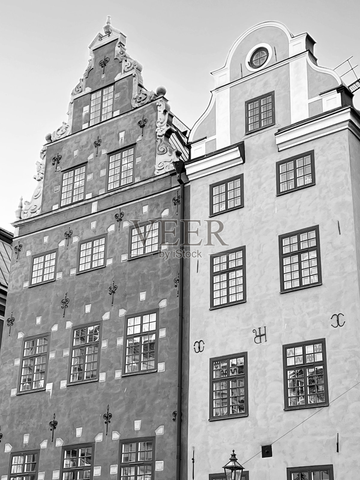 黑白单色图片两个紧密的建筑外立面照片摄影图片