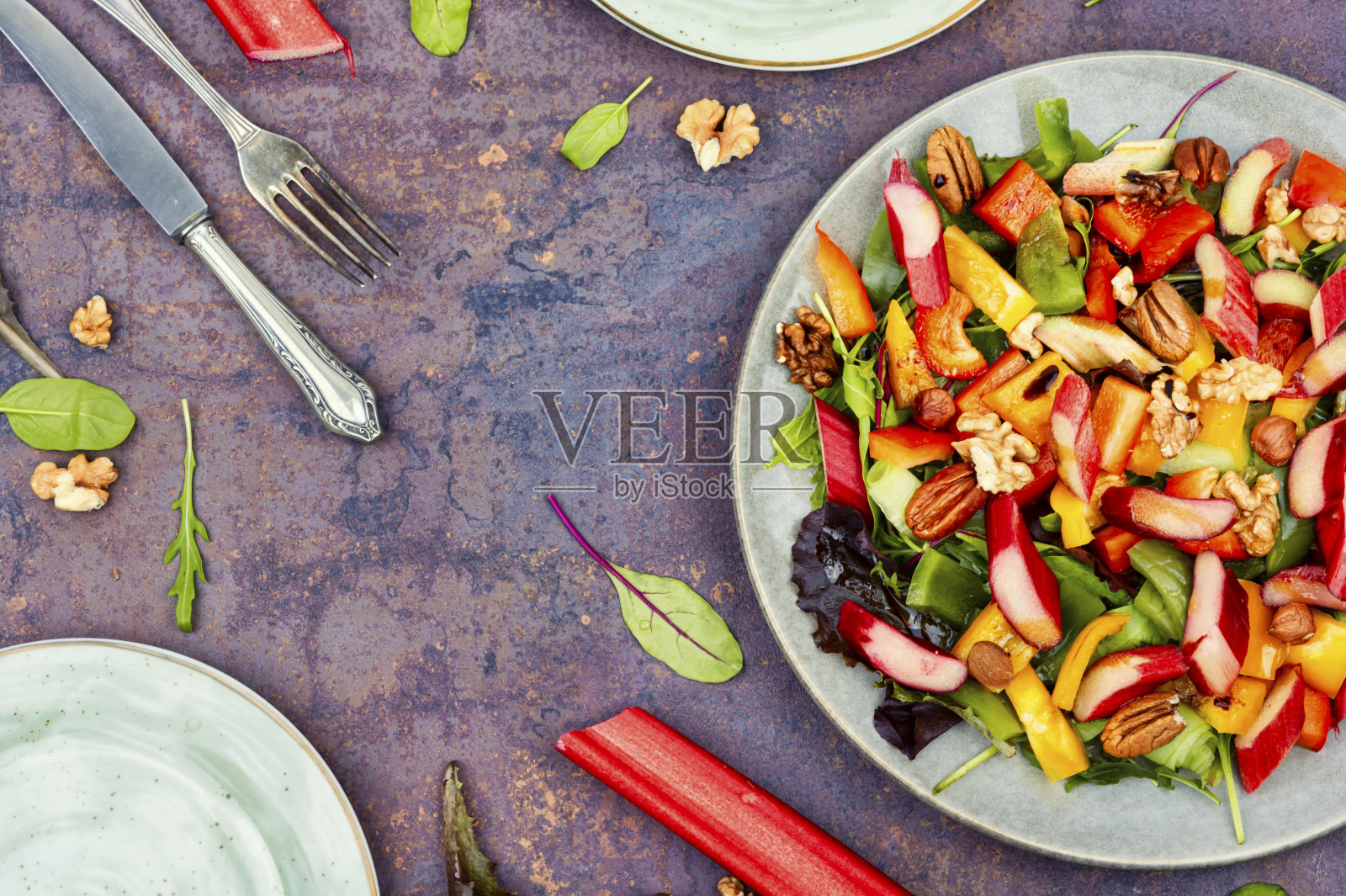 大黄、香草和坚果沙拉。照片摄影图片