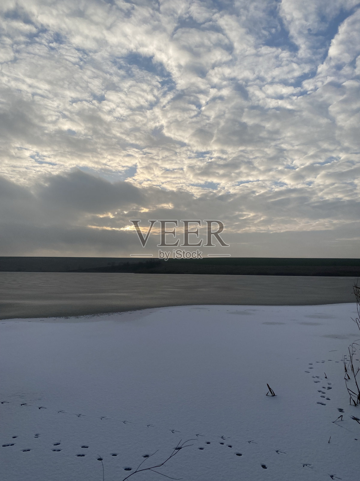 冰冻池塘上的日落照片摄影图片