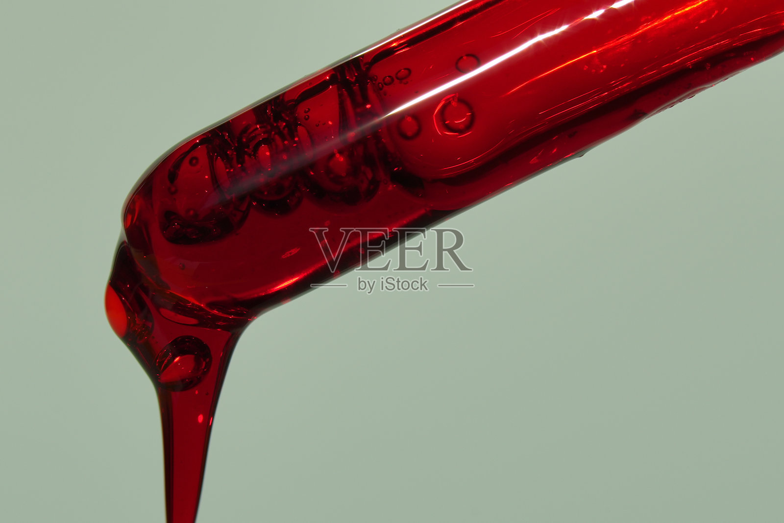 在化学实验室中提取被测产品和红色溶液的实验室试验、设备和玻璃器皿。有空间复制。高质量照片照片摄影图片