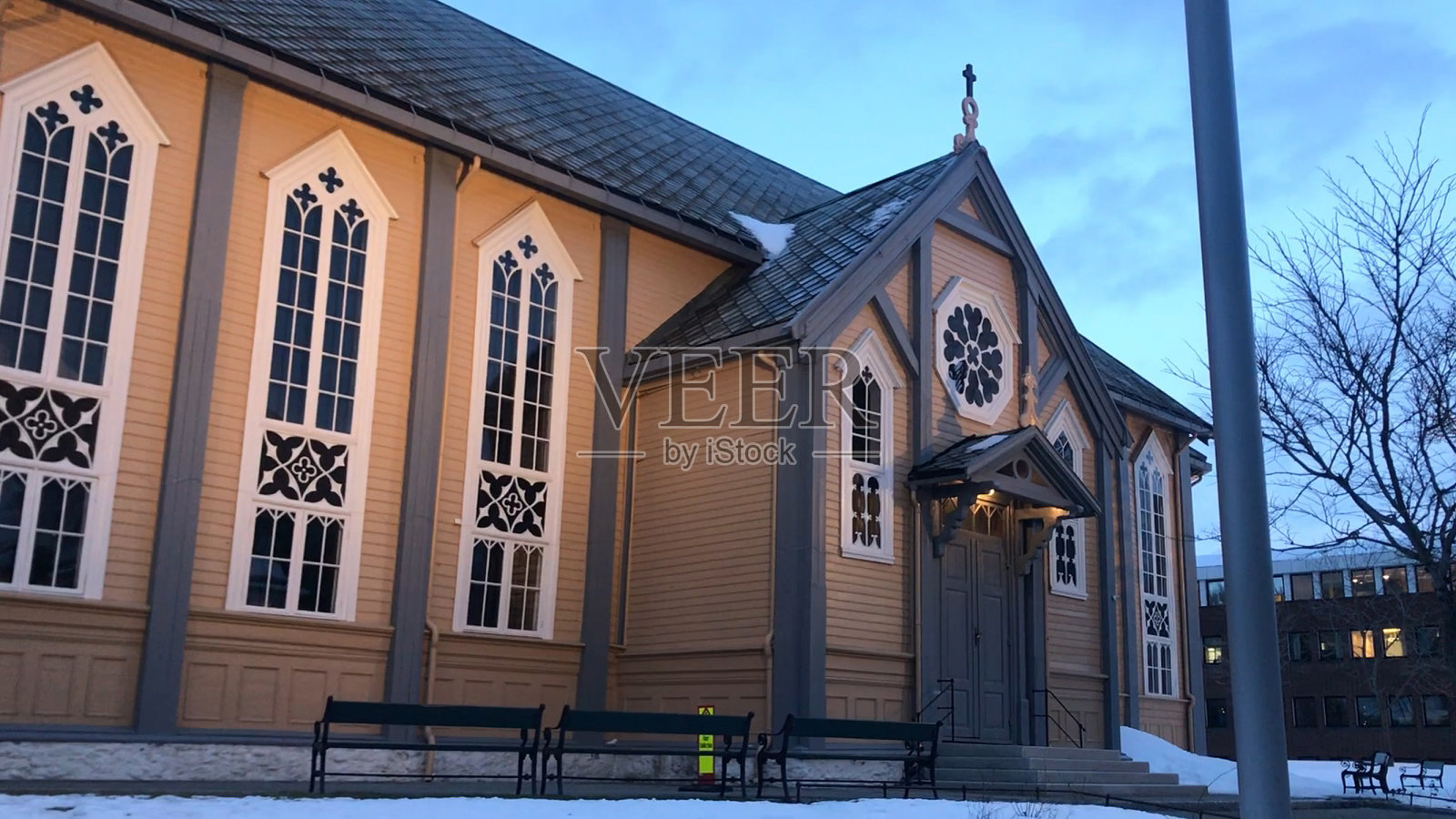 挪威特罗姆瑟大教堂特罗姆瑟的黄色木制大教堂照片摄影图片