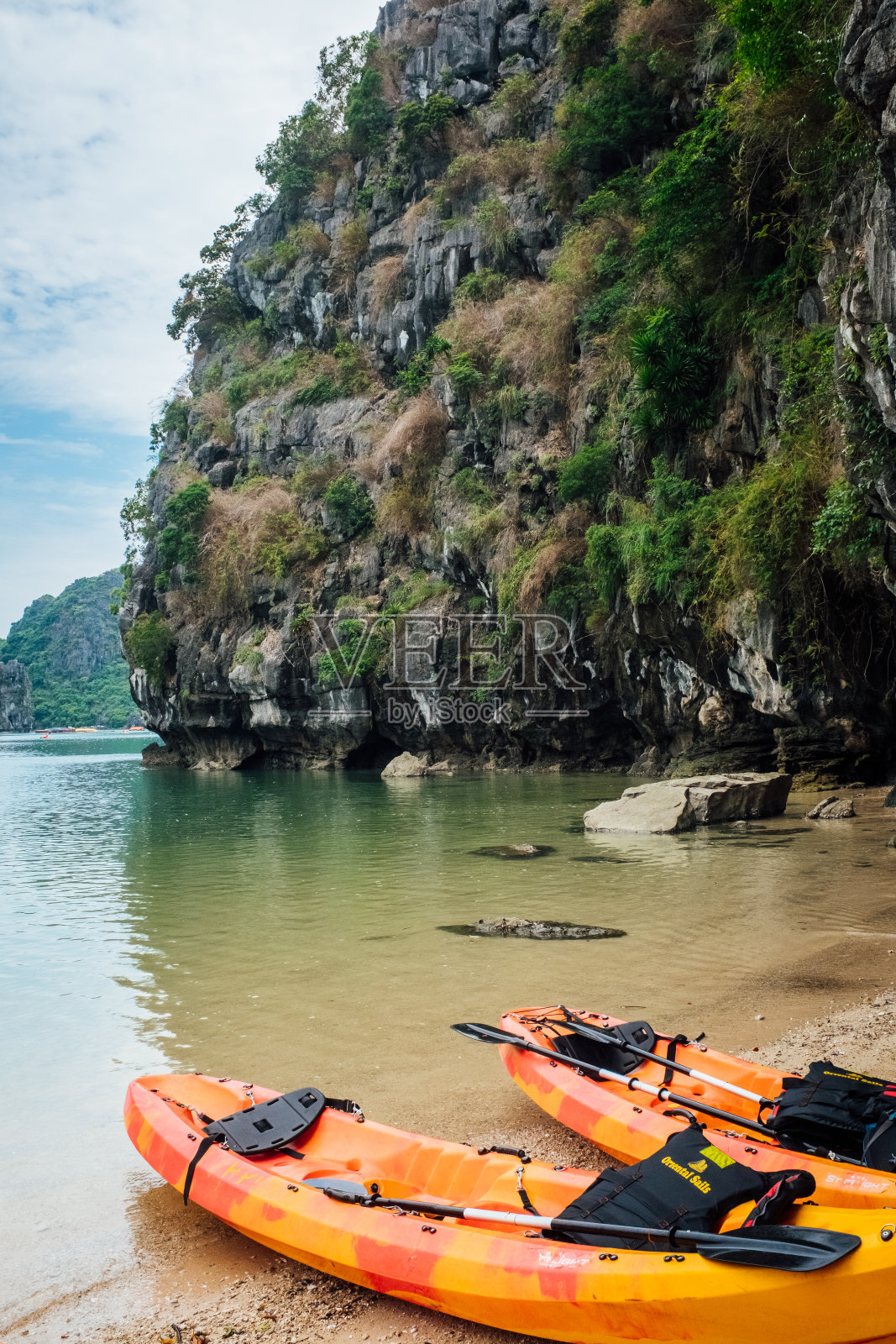 越南下龙湾的皮划艇照片摄影图片