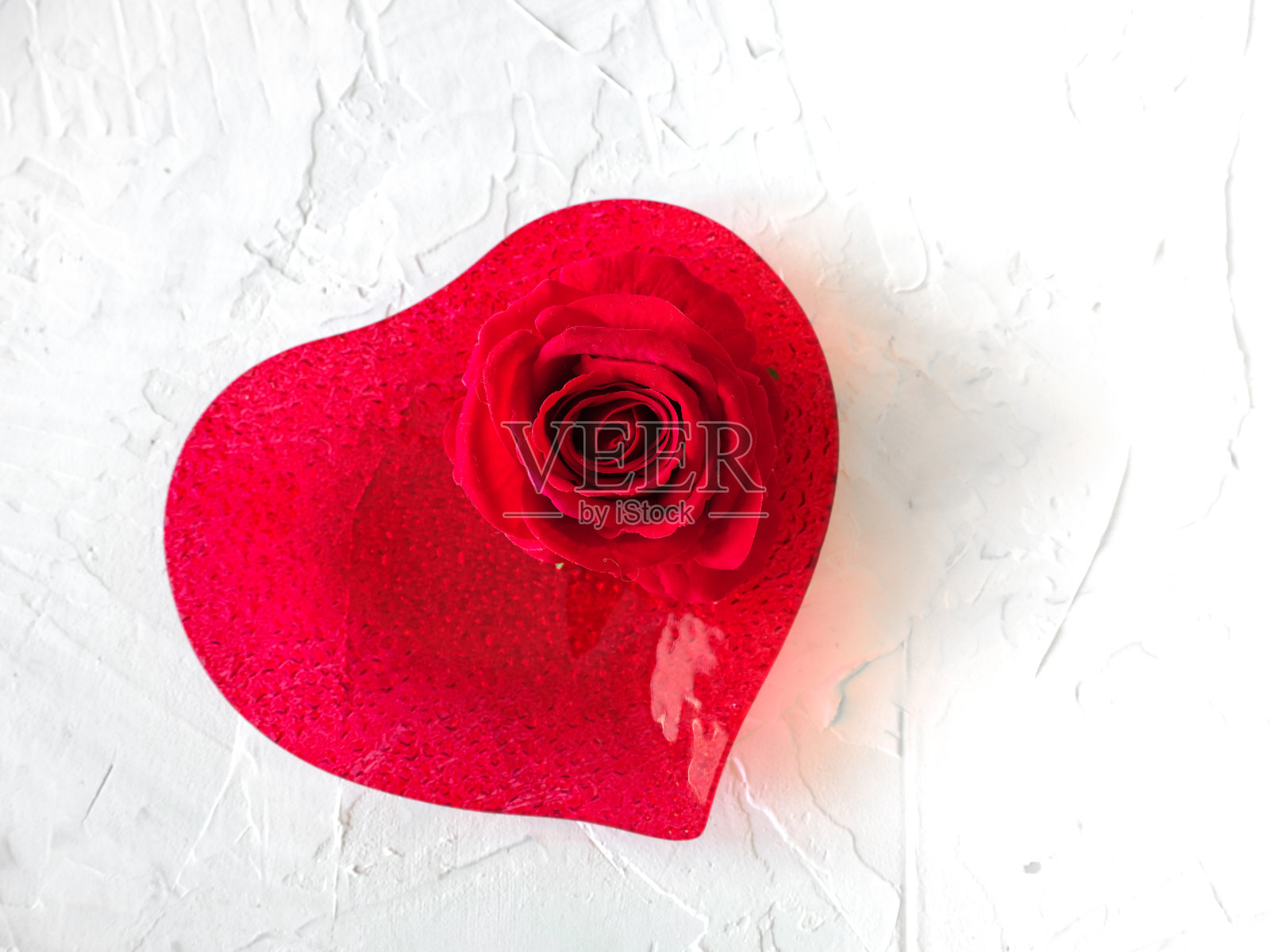 顶部视图红色心形盘子在白色背景装饰与玫瑰照片摄影图片
