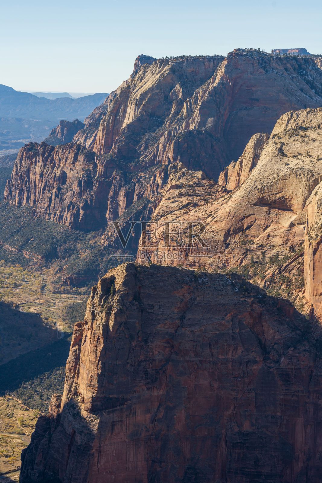 在美国犹他州锡安国家公园的观察点,红色岩层的美丽景色照片摄影图片