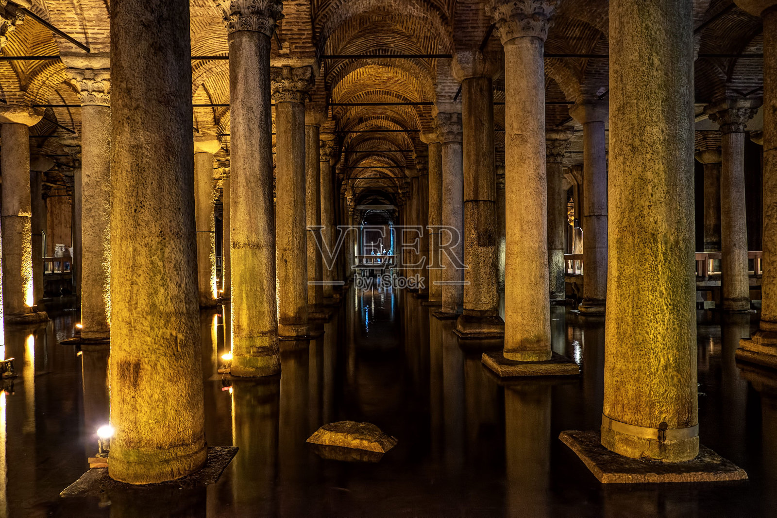 在土耳其伊斯坦布尔,古老的巴西利卡水池内部照片摄影图片