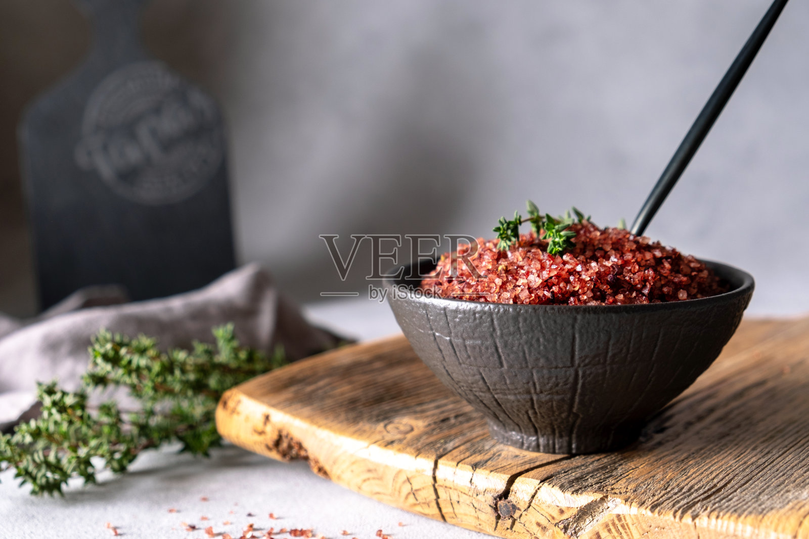 在一个黑碗里倒入自制的红酒和盐。调味料使食物芳香和调味照片摄影图片