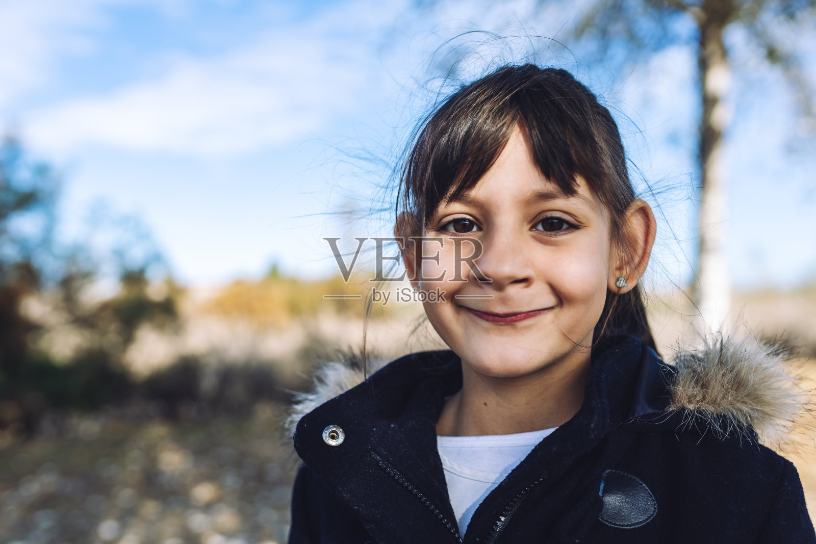 一个快乐的白人孩子的肖像在一个模糊的背景照片摄影图片