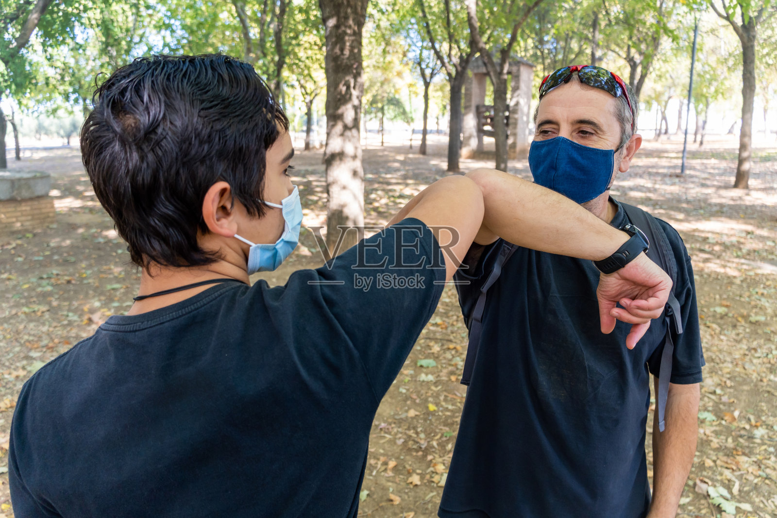 朋友间碰肘问候照片摄影图片