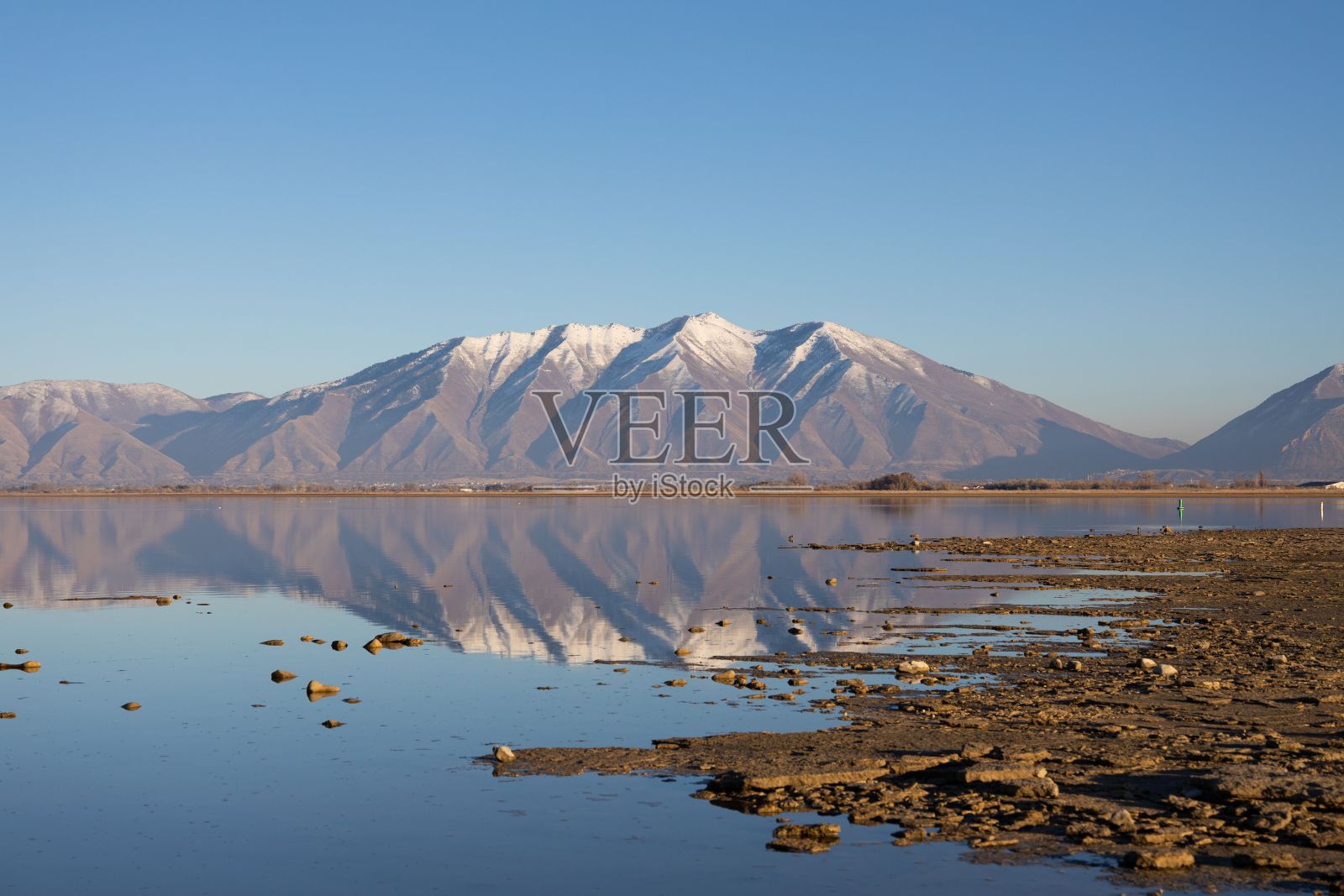 犹他州立湖中山脉的倒影照片摄影图片