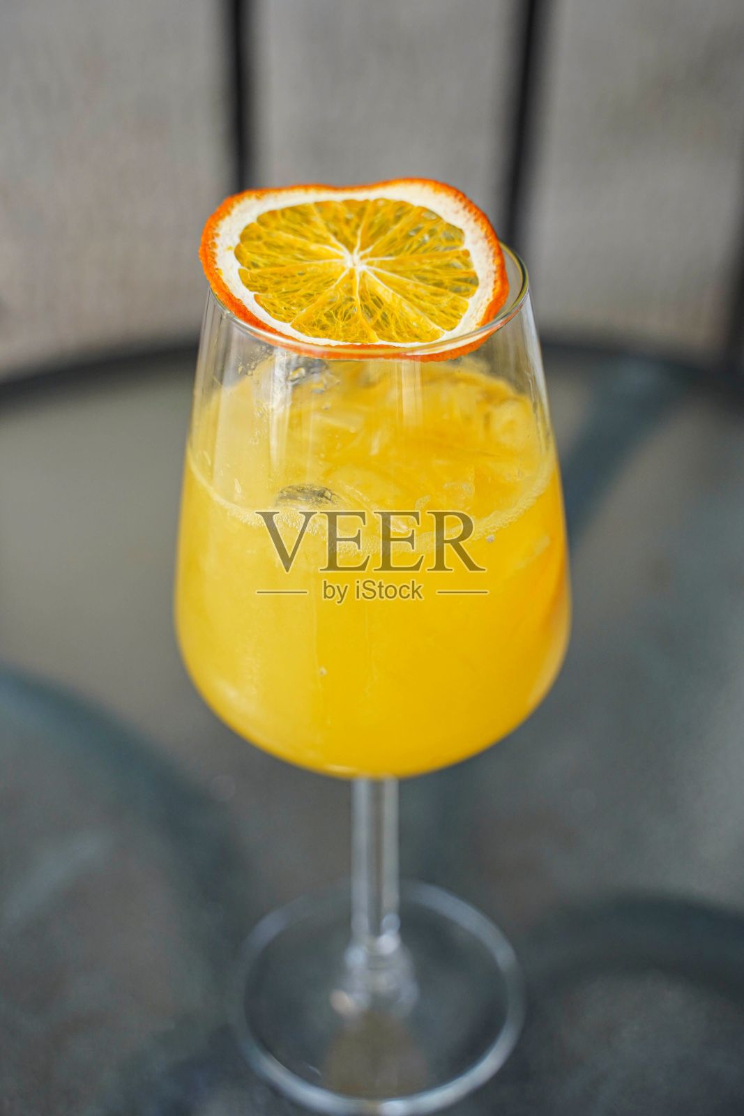 这是一种异国情调的清凉果汁,由水果制成,盛在杯子里,里面有冰照片摄影图片