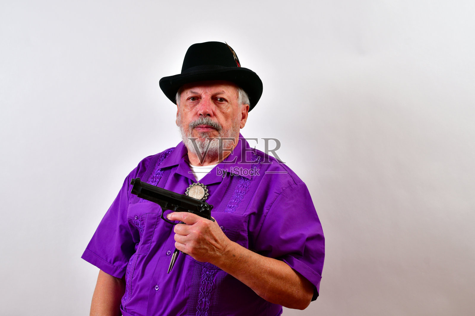 一名神情严肃、手持9毫米自动手枪的男子提出了一个无法拒绝的条件照片摄影图片