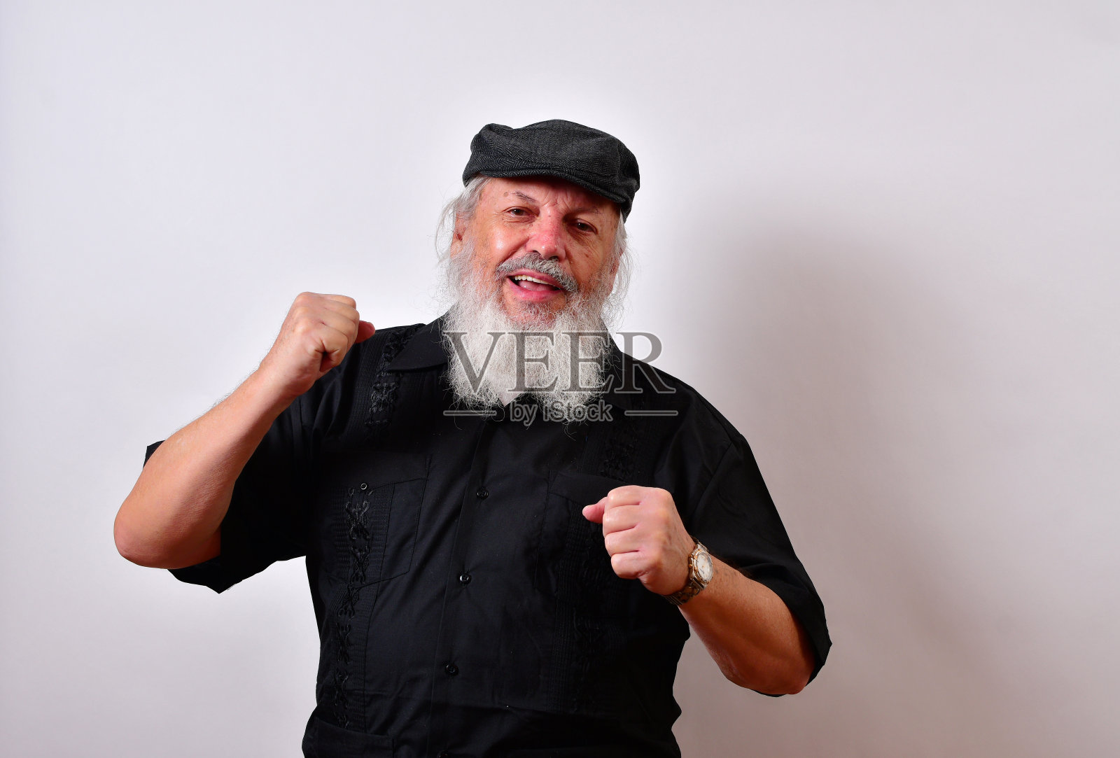 骄傲快乐的老年男子表达自己照片摄影图片