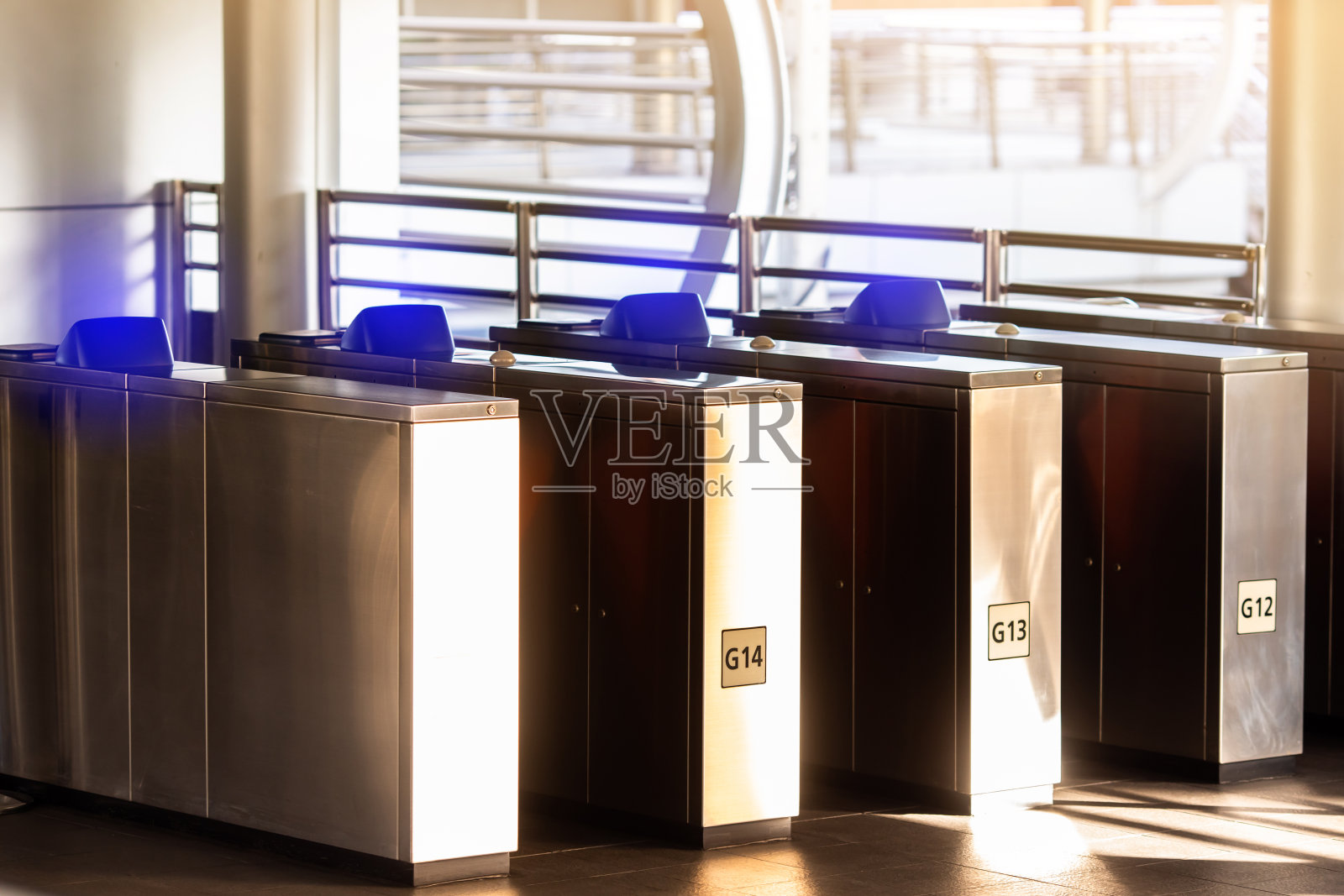 选择性聚焦到天空火车站的自动闸门机。现代化自动售票网关。门禁乘客。照片摄影图片