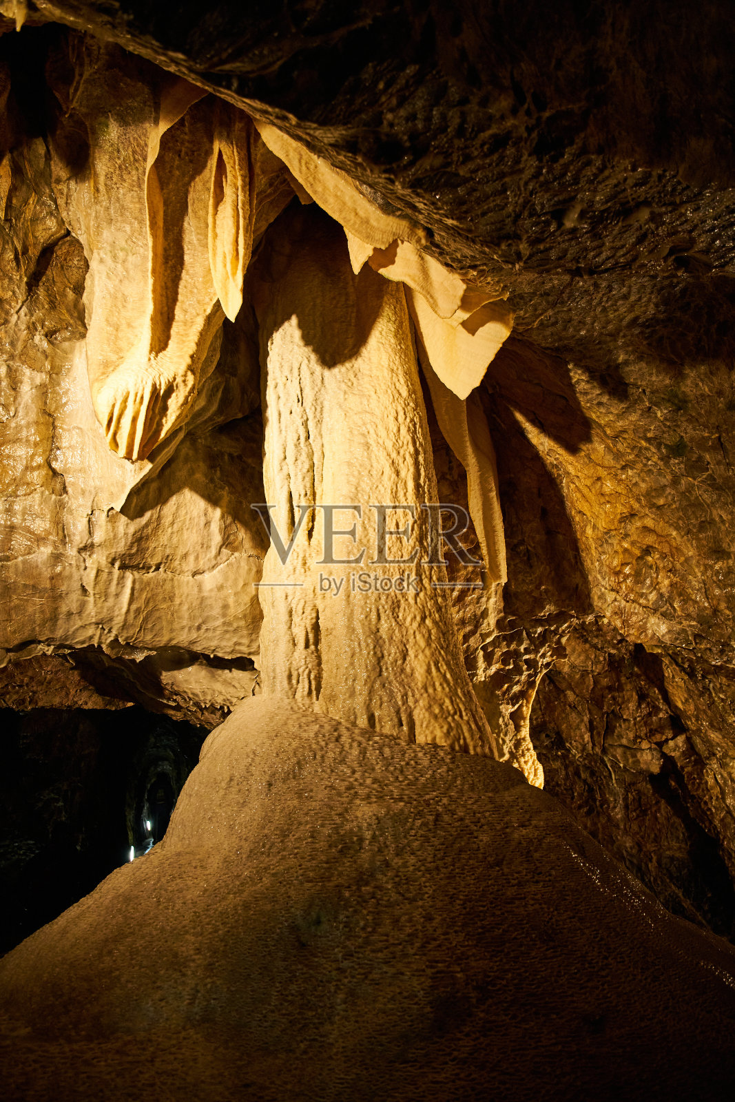 Macocha洞穴内的石灰岩构造照片摄影图片