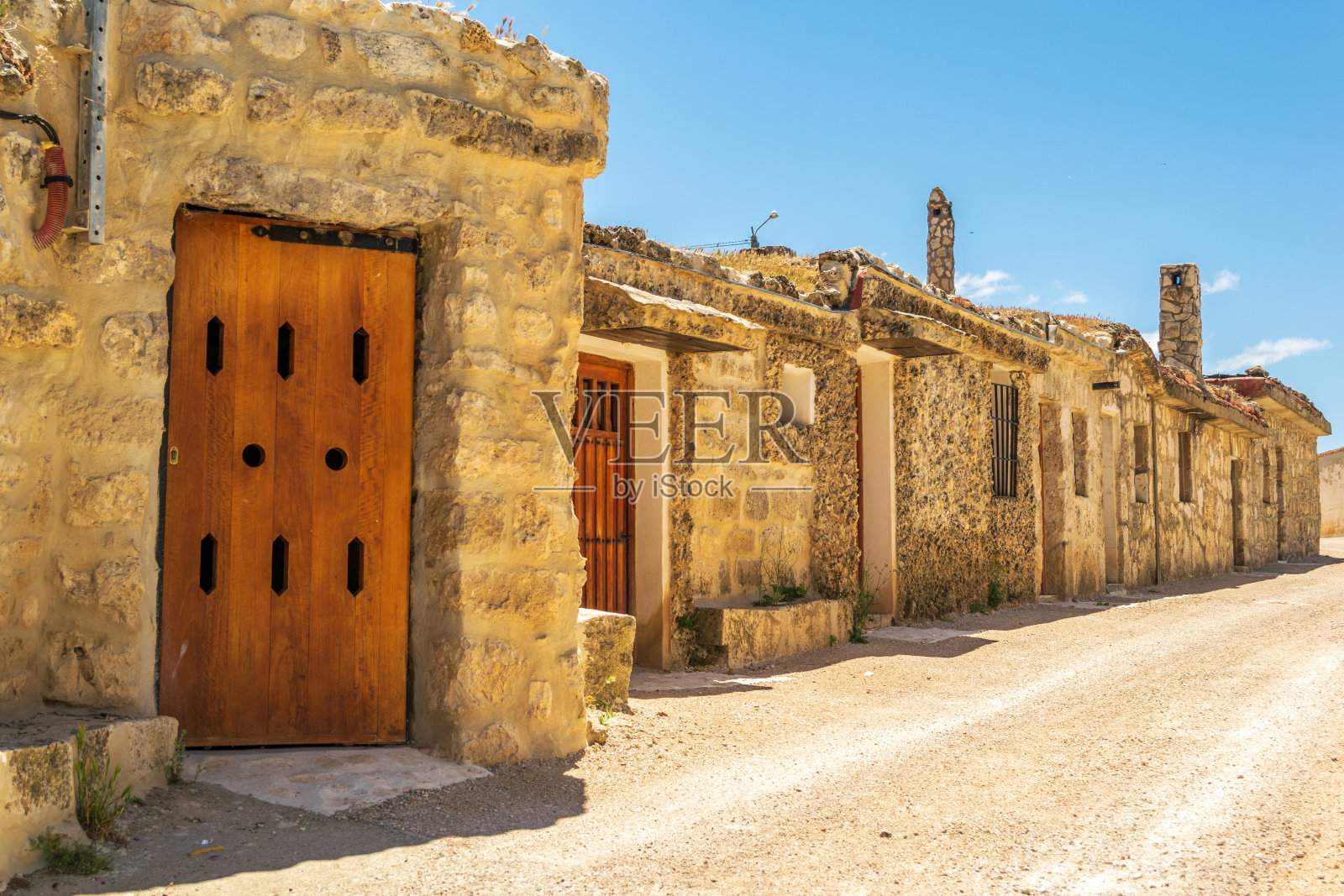 西班牙村庄街道与传统的酒庄照片摄影图片