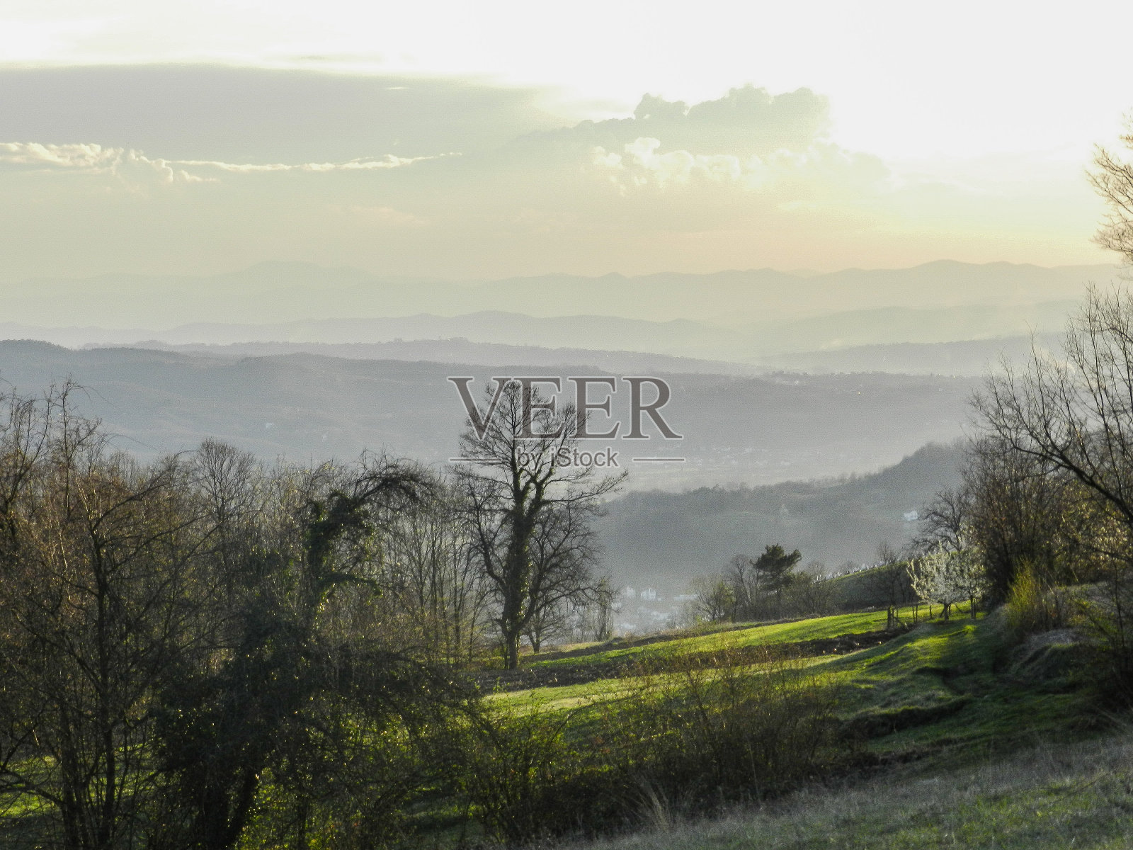 波黑,云雾缭绕的夜晚,地平线上诡异的山景照片摄影图片