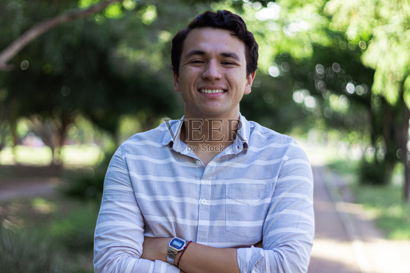 一名西班牙男子在公园里快乐地微笑照片摄影图片