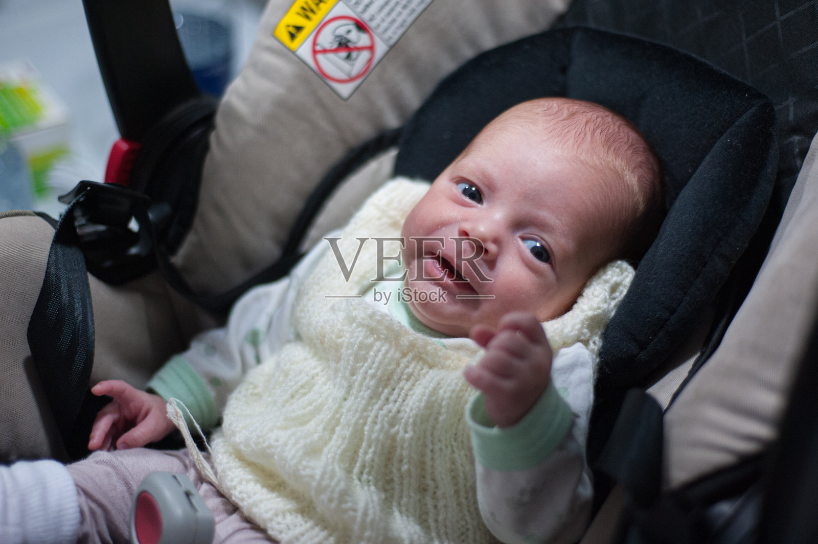 婴儿车里的新生儿特写镜头照片摄影图片