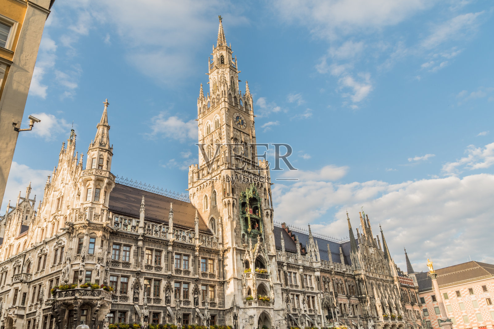 新市政厅(Neue Rathaus)是慕尼黑一座宏伟的新哥特式建筑。玛丽恩广场是德国慕尼黑市中心的一个中心广场。自1158年以来,它一直是这座城市的主要广场照片摄影图片