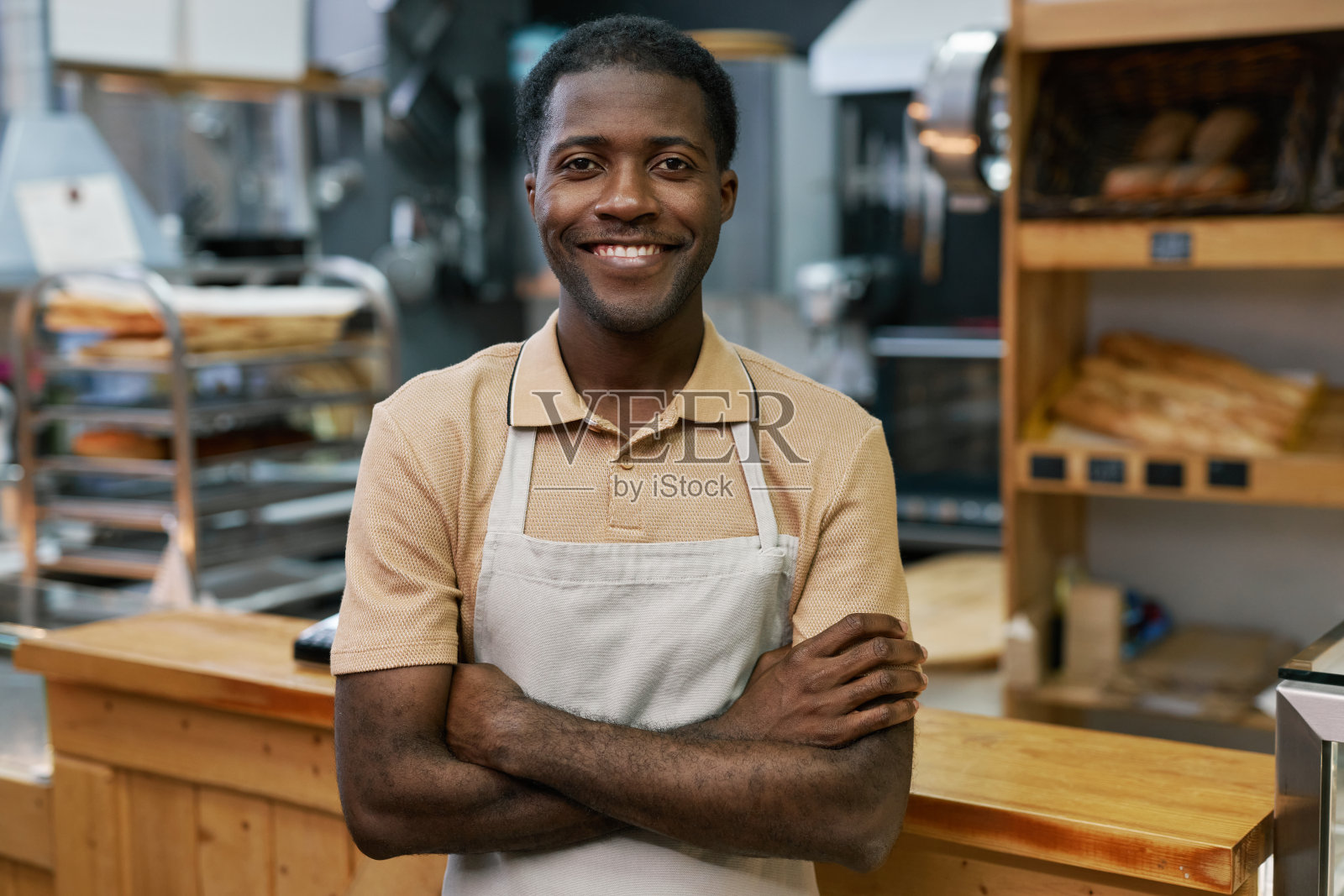 穿着围裙的快乐面包师照片摄影图片