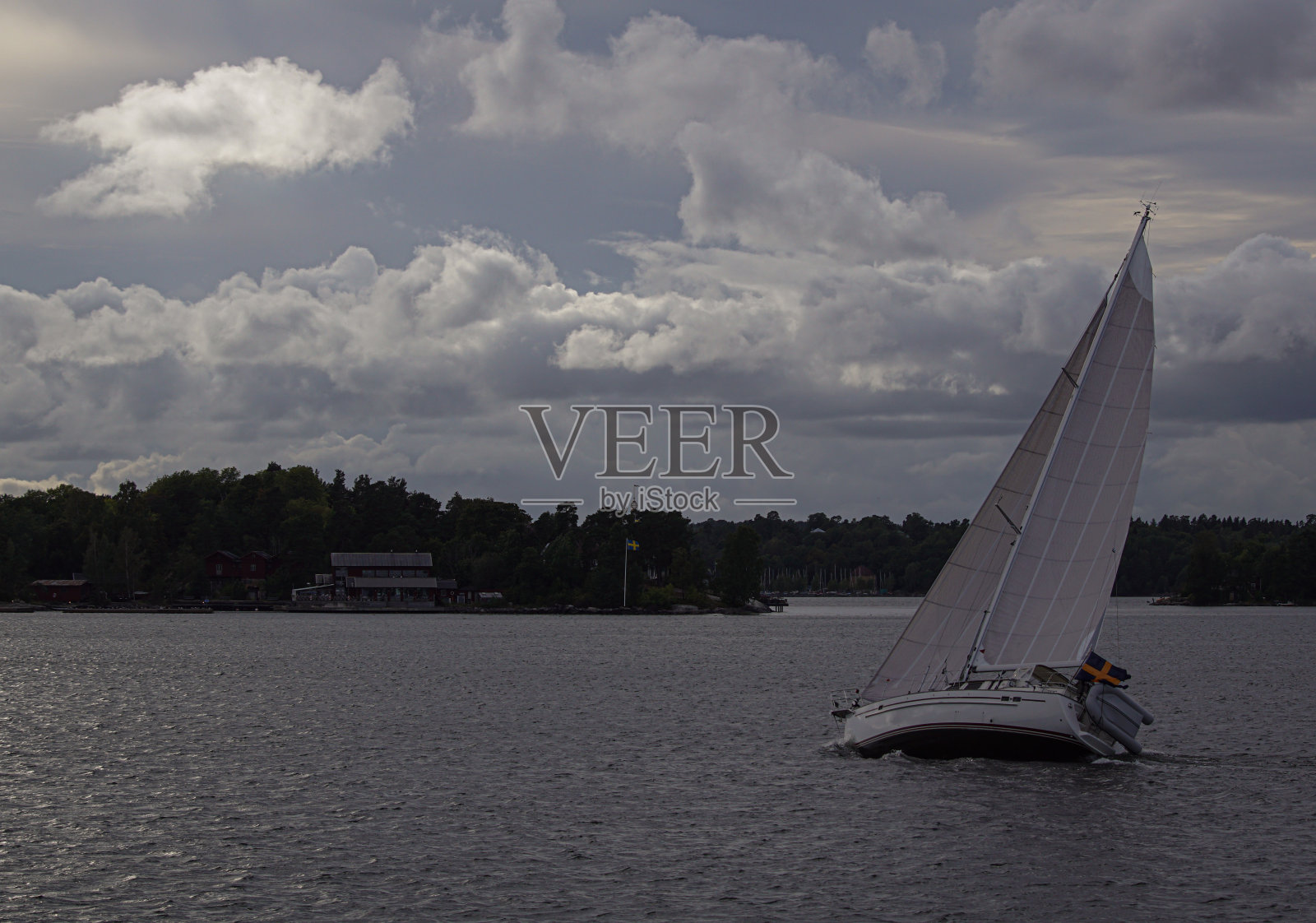 风景优美的海景与帆船对着天空照片摄影图片