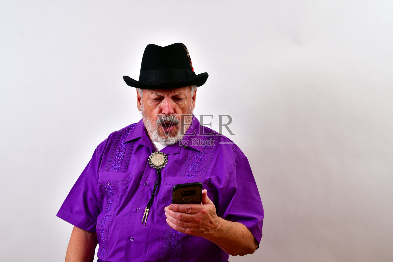 一位老人被智能手机上的内容吓坏了照片摄影图片