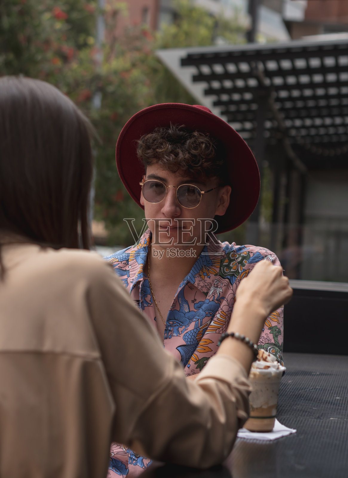 年轻夫妇在约会享受他们的饮料和谈话照片摄影图片