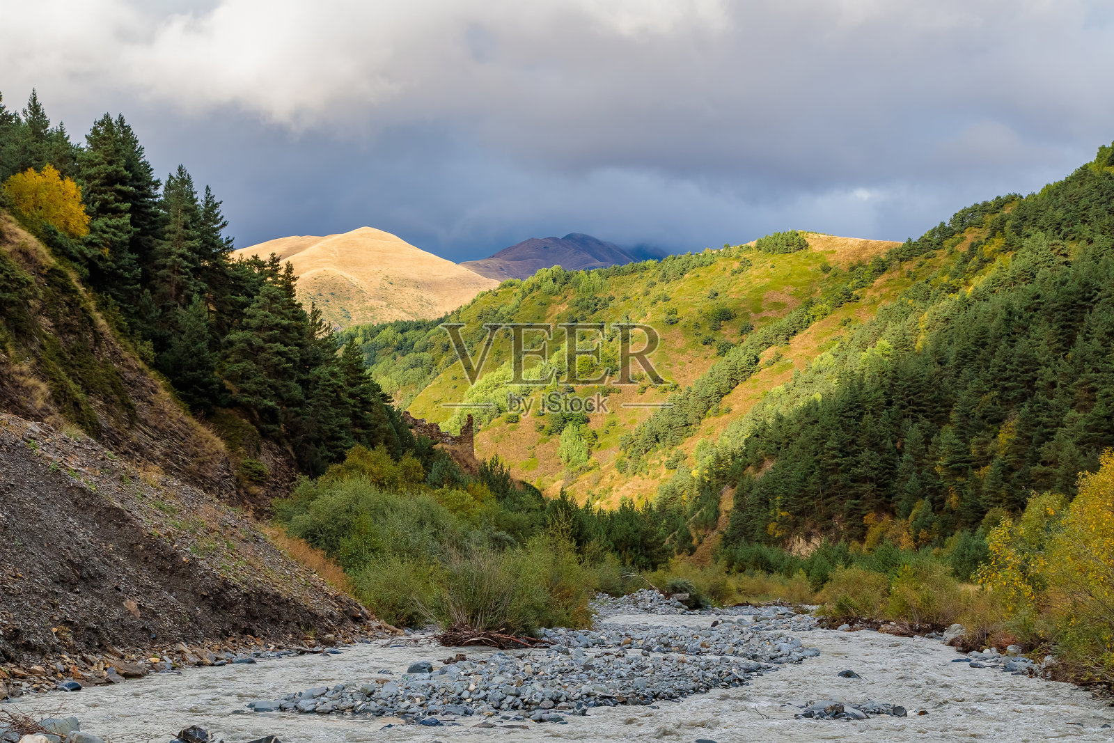 高加索山区的一条河。照片摄影图片