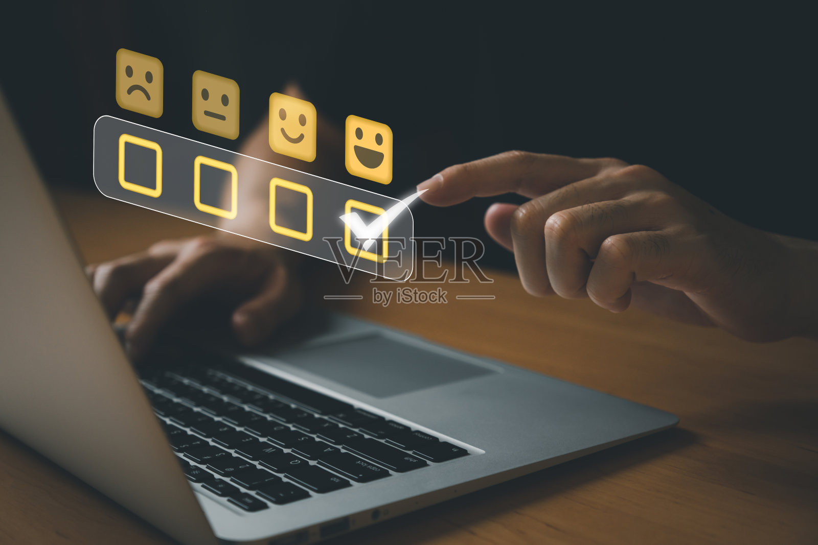 有选择地把焦点放在商务人士的手指上,同时微笑地用手指选择对优秀的客户服务给予五星评分的反馈。具有未来图标的服务评估概念。照片摄影图片