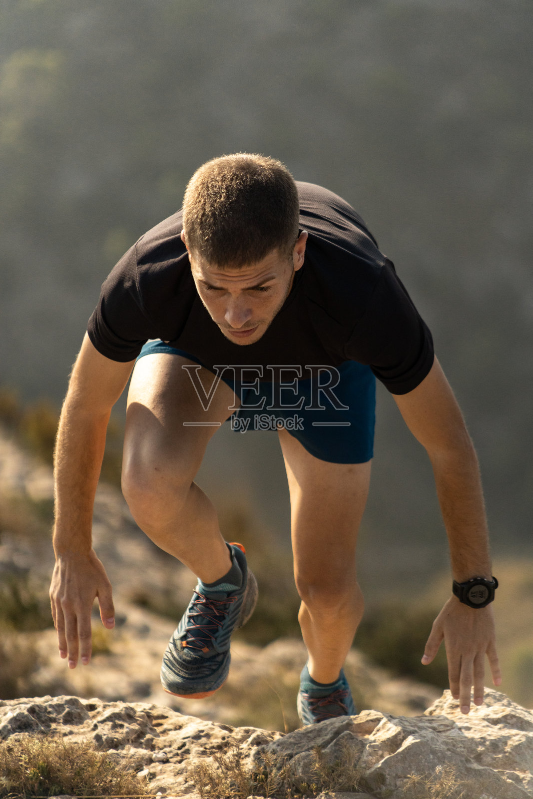 一个年轻的欧洲运动员在西班牙山上的垂直镜头照片摄影图片